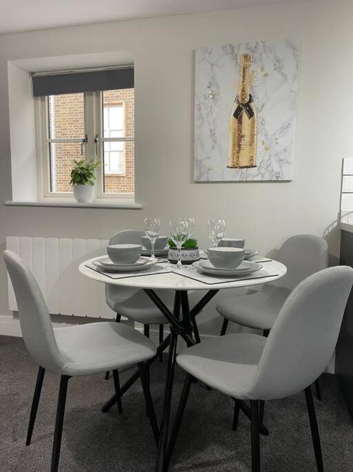 Cedar House - 2 Bed House With Free Parking In Town Centre! By Shortstays4U King's Lynn Bagian luar foto