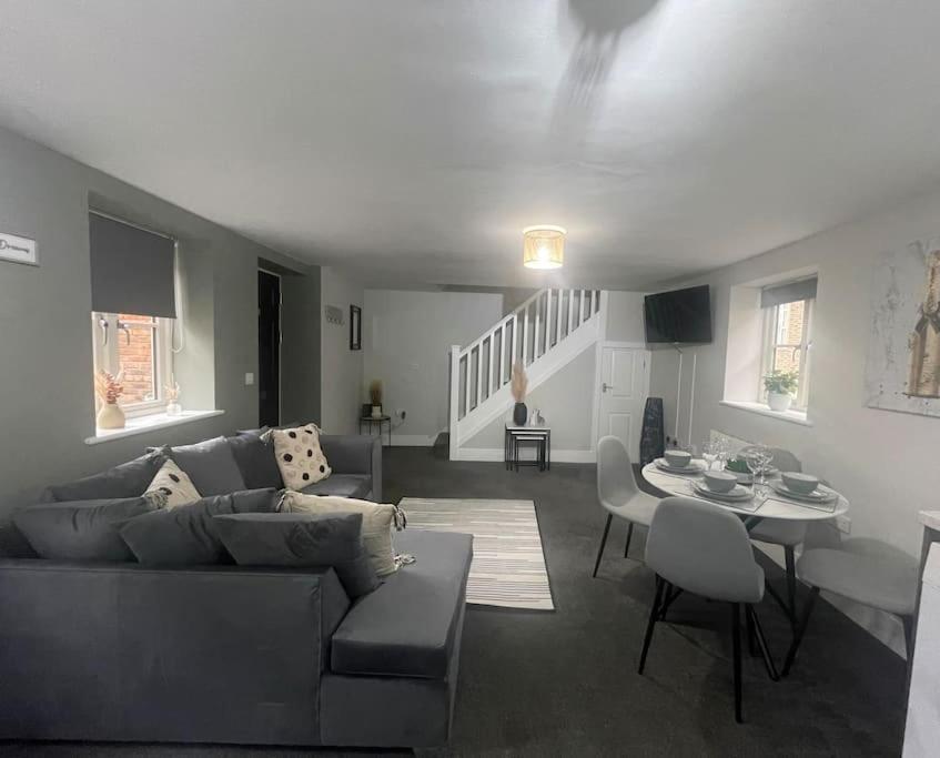 Cedar House - 2 Bed House With Free Parking In Town Centre! By Shortstays4U King's Lynn Bagian luar foto